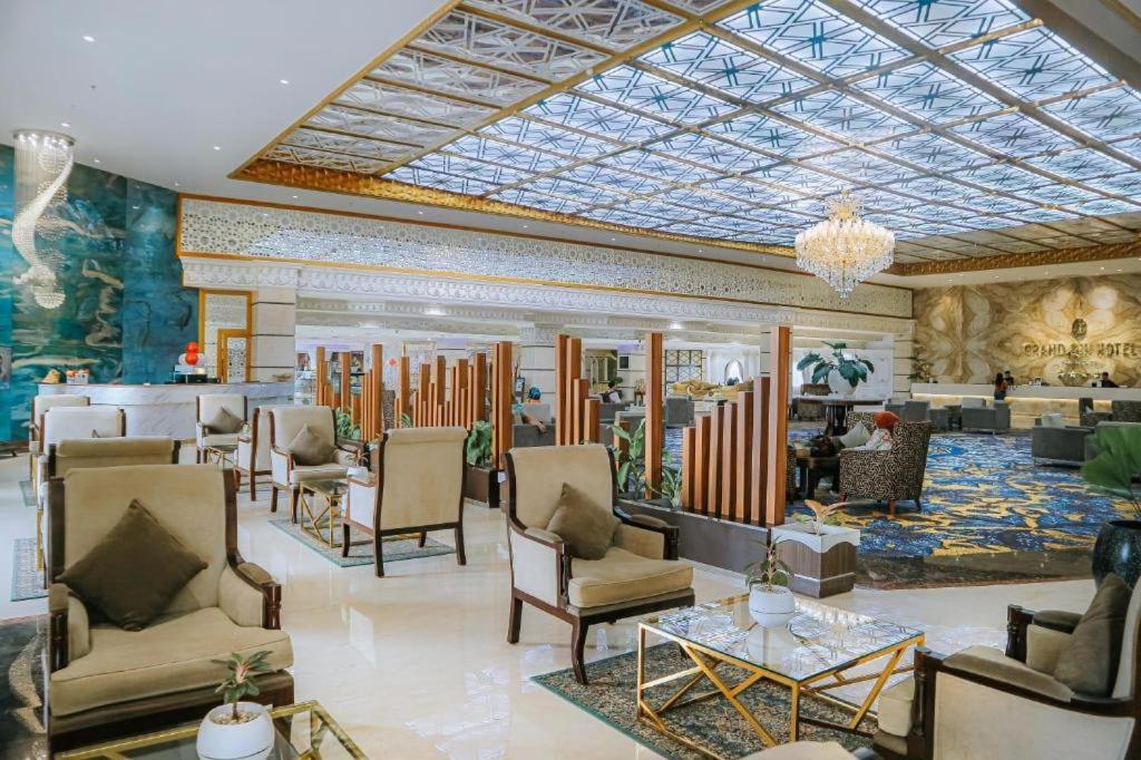 Grand Qin Hotel Banjarbaru Экстерьер фото