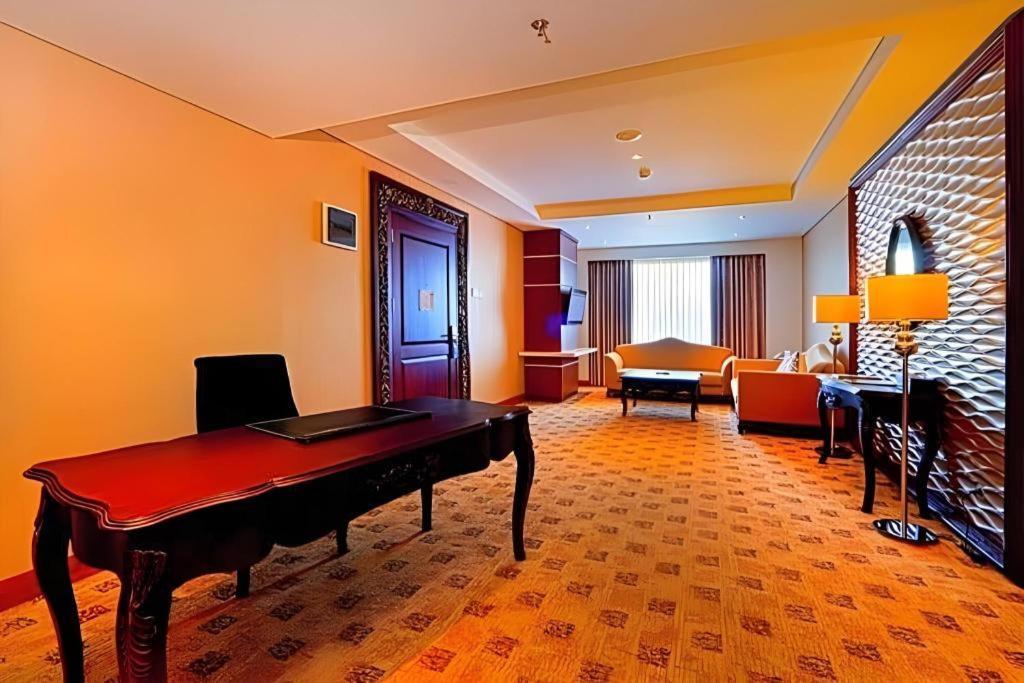 Grand Qin Hotel Banjarbaru Экстерьер фото