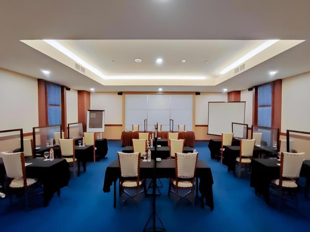 Grand Qin Hotel Banjarbaru Экстерьер фото