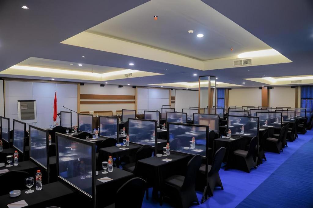 Grand Qin Hotel Banjarbaru Экстерьер фото