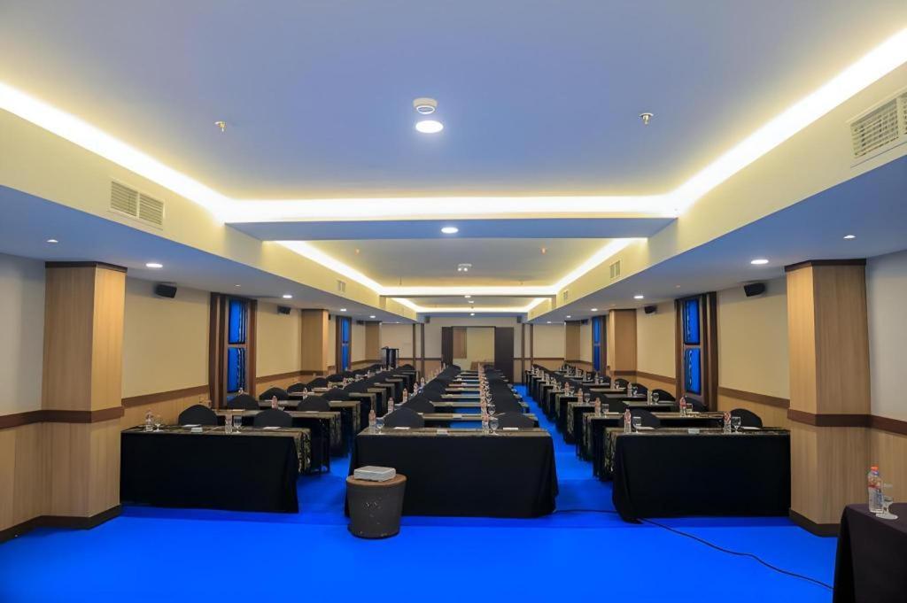 Grand Qin Hotel Banjarbaru Экстерьер фото