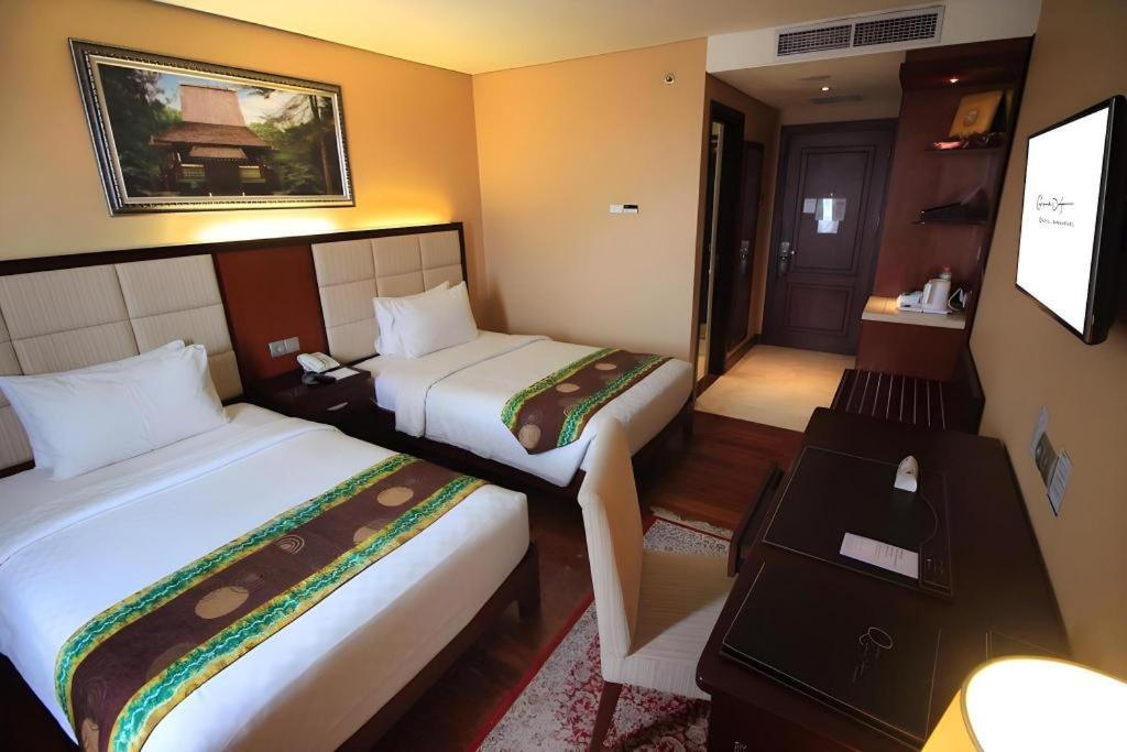 Grand Qin Hotel Banjarbaru Экстерьер фото