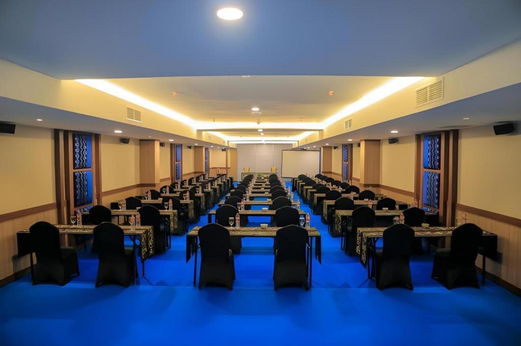 Grand Qin Hotel Banjarbaru Экстерьер фото