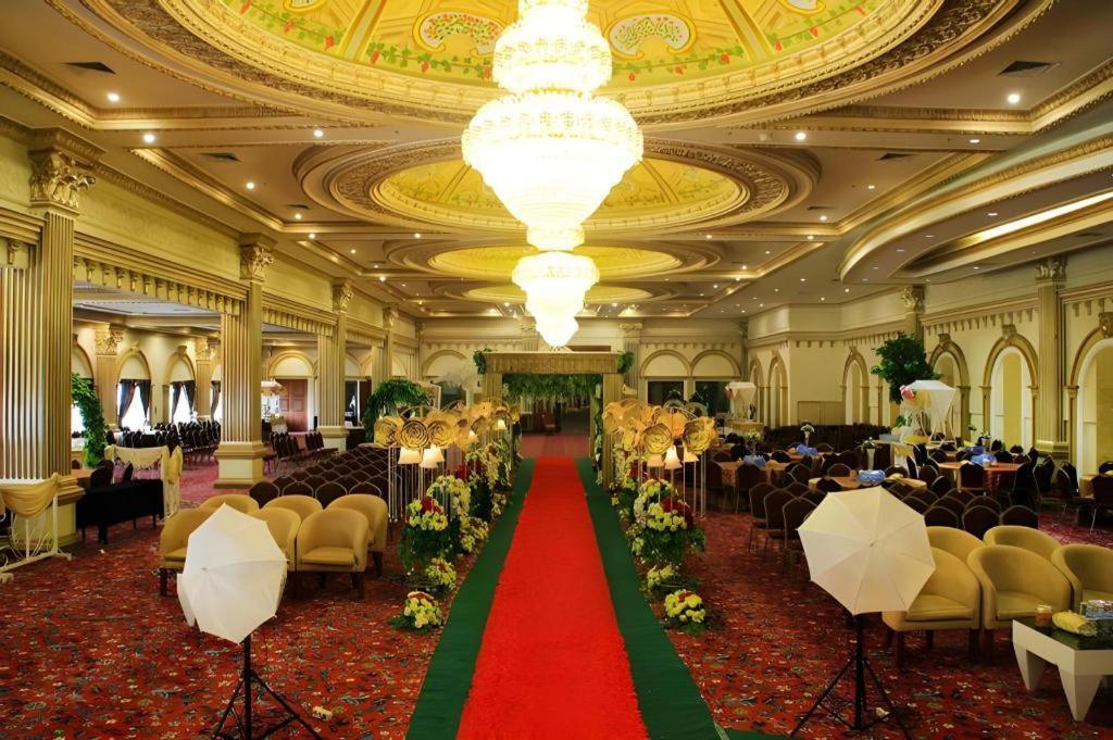 Grand Qin Hotel Banjarbaru Экстерьер фото