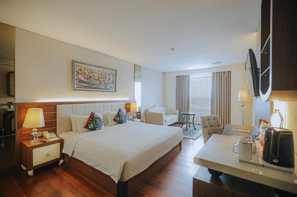 Grand Qin Hotel Banjarbaru Экстерьер фото