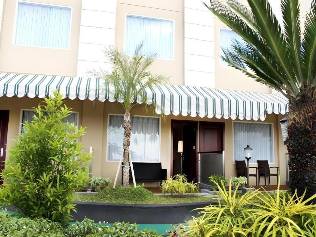 Grand Qin Hotel Banjarbaru Экстерьер фото