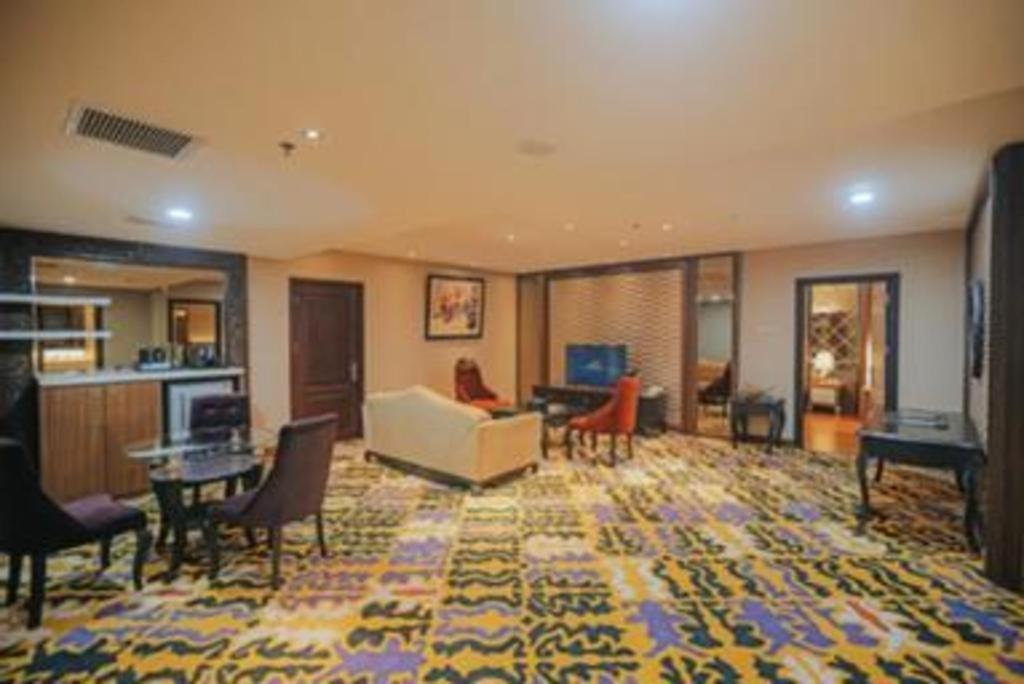 Grand Qin Hotel Banjarbaru Экстерьер фото