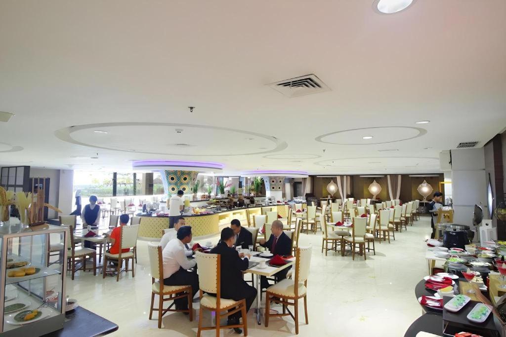 Grand Qin Hotel Banjarbaru Экстерьер фото