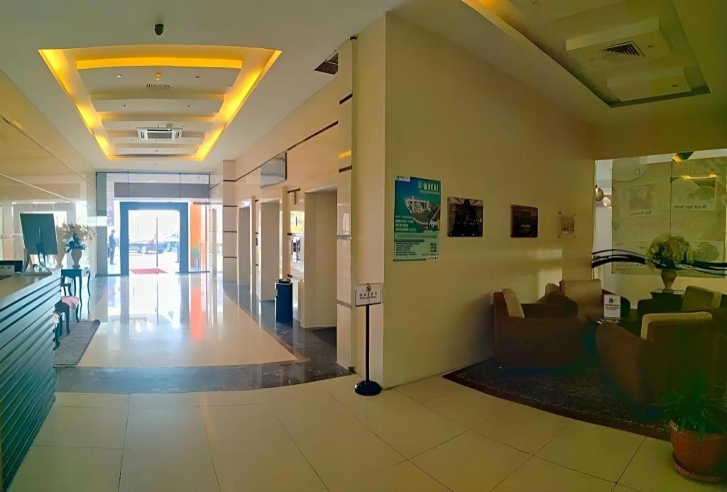 Grand Qin Hotel Banjarbaru Экстерьер фото